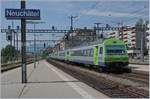 Ein aus EW III formierter BLS RE von Bern nach La Chaux-de-Fonds verlässt Neuchâtel.