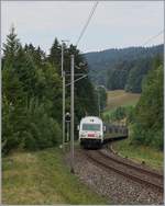 Die BLS Re 465 002 ist mit dem  Kambly-Zug  auf der Fahrt von Bern nach La Chaux de Fonds und erreicht in Kürze den 3259 Meter langen Longes Tunnel.