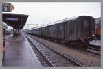 Die einstige Strecke Solothurn - Büren an der Aare - Lyss: Der Zug von Lyss nach Solothurn, geführt von Lok Re 4/4 10046. Gepäckwagen D 50 85 92-33 105. 6.April 1994  