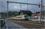 Der aus Spiez in Zweisimmen eingetroffene RE zeigt sich noch mit zwei blauen BLS Wagen.