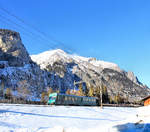 Steuerwagen der Autozüge durch den Lötschberg-Scheiteltunnel: Vor der imposanten Berglandschaft in Kandersteg erscheint der Steuerwagen 958 (BDt 50 85 80-35 958) ganz winzig.