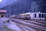 Die Triebwagen der Berner Oberland Bahn BOB ABeh4/4 I 304-310: Triebwagen 307 in Zweil�tschinen mit einem durchlaufenden Br�nig-Wagen Luzern - Berner Oberland.