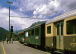 Durchlaufende Wagen Luzern - Br�nig - Grindelwald: SBB AB 474 am 4.August 1997 in Grindelwald. Dieses Bild erinnert an die Zeit der durchlaufenden Wagen, die es vermutlich bis Ende 1960er Jahre gab. Es waren planm�ssig stets SBB-Leichtstahl AB-Wagen. In Richtung Grindelwald waren sie hinter der Lok eingereiht (anders als in diesem Bild). Ich habe zuf�llig einen alten Sommerfahrplan von 1962, wo die durchlaufenden Wagen wie folgt angegeben sind - Vom 16.Juni bis 8.September : Luzern 9:37 - Interlaken Ost 11:36 / 11:55, Grindelwald an 12:55. Und dann wieder Luzern 13:33 - Interlaken Ost 15:29 / 16:01  Grindelwald an 16:37. Umgekehrt: Grindelwald ab 7:10 - Interlaken Ost 7:48 / 8:13 - Luzern an 10:14. Und dann wieder Grindelwald ab 15:45 - Interlaken Ost 16:27 / 16:41 - Luzern an 18:41. Nach Lauterbrunnen gab es nur 1 durchlaufenden Wagen: Luzern ab 9:37 - Interlaken Ost 11:36 / 11:55 - Lauterbrunnen 12:26, umgekehrt: Lauterbrunnen ab 18:05 - Interlaken Ost 18:33 / 19:13 - Luzern an 21:03. In einem Kursbuch von 1975 fand ich keine durchlaufenden Wagen mehr. Ob es sich in diesem Bild des AB 474 um einen Extrawagen handelt in einem Durchlauf von Luzern, kann ich nicht sagen. An anderer Stelle stelle ich noch ein Bild eines BOB-Wagens in Luzern ein.   
