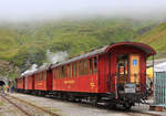 Dampfbahn Furka Bergstrecke: Die Wagen B 4222 und B 2210, ehemals Visp-Zermatt C 42 und der Zweiachser ehemals BFD C 210.