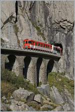 ein Regionalzug nach Gschenen verschwindet in der  Teufelsschlucht  kurz nach Andermatt und es zeigt sich nur noch der am Schluss des Zuges laufendende Steuerwagen der MGB. 

13. Sept. 2020