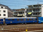 Der RhB Gourmino Speisewagen WR 3811, ex RhB Dr4ü 3811, ex Mitropa Dr4ü 11, am 22.03.2023 beim Bahnhof Chur abgestellt.

In den Jahren 1929 und 1930 beschaffte die Mitropa drei als Dr4ü 10-12 bezeichnete Speisewagen für den Einsatz in den Luxuszügen der Rhätischen Bahn. Diese Fahrzeuge liefen nicht nur im Glacier Express, sondern auch im Engadin Express und auf Verbindungen nach Davos. Lieferant war die Schweizerische Waggons- und Aufzügefabrik Schlieren (SWS). 1949 ersteigerte die RhB die Speisewagen von der Mitropa.
Die Bezeichnung Dr4ü 10-12 wurde 1956 in Dr4ü 3810-3812 und später in WR 3810-3812 geändert.

WR 3812 wurde 1974 versuchsweise modernisiert und mit Mikrowellenherden ausgerüstet. WR 3810-3811 hingegen wurden 1982 bzw. 1983 als nostalgische Speisewagen hergerichtet und mit einer neuen Kücheneinrichtung versehen, die eine Zubereitung frischer Speisen gestattet.

1996 wurde WR 3812 generalüberholt, wobei die RhB auch die Inneneinrichtung weitgehend in den Originalzustand zurückversetzte. Bei dieser Gelegenheit tauschte der Wagen sein rotes gegen ein königsblaues Farbkleid mit großem  Gourmino -Schriftzug ein. Diesen auffälligen Farbton erhielten später ebenfalls WR 3810-3811. Alle drei Wagen wurden inzwischen erneut umlackiert und präsentieren sich heute im noblen Blauton des Alpine Classic Pullman Express (ACPE). Der Gourmino fährt meist auf der spektakulären Albulalinie zwischen Chur und St. Moritz.

TECHNISCHE DATEN:
Baujahr und Hersteller: 1929 / SWS
Spurweite: 1.000 mm
Anzahl der Achsen: 4
Länge über Puffer: 16.440 mm
Sitzplätze: 36
Eigengewicht: 25,0 t
zulässige Geschwindigkeit: 90 km/h
Lauffähig: StN (Stammnetz) / MGB (Matterhorn Gotthard Bahn)
