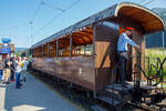 Der vierachsiger Drehgestell 3.Klasse Großraum-Plattformwagen C4 44, ex BOB C4 44, hier am 27.05.2023auf dem Museums-Areal der (BC) in Chaulin.  

Der Wagen mit zwei offenen Plattformen wurde 1926 von SIG in Neuhausen am Rheinfall für die Berner Oberland Bahn (BOB) gebaut, seit 1967 ist er bei der Museumsbahn Blonay-Chamby.

TECHNISCHE DATEN:
Spurweite: 1.000 mm (Meterspur)
Achsanzahl: 4 in zwei Drehgestellen
Eigengewicht: 8,9 t
Sitzplätze: 56