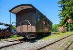 Der dreiachsige 2.Klasse Personenwagen BOB B³ 6 „Kaiserwagen“ ehemals der Berner Oberland-Bahn (BOB), seit Dezember 2013 bei der Museumsbahn Blonay–Chamby (BC), hier steht er am 27.05.2023 bei der Dampflok-Wartungsstelle beim Museumsareal in Chaulin.

Die finanziellen Verhältnisse der Berner Oberland-Bahn waren schon alleine des Saisonbetriebes wegen nie so richtig gut. Der Personenwagenbestand war lange Zeit für die Tage mit hohem Verkehrsaufkommen eher unterdotiert. Die Eisenbahngesellschaft bemühte sich wiederholt mit kleineren Einzelbestellungen den Personenwagenbestand aufzustocken.1900 wurden aus diesem Grunde bei der damaligen Schweizerischen Waggonfabrik (SIG) vier dreiachsige Personenwagen bestellt. Es waren dies der B³ 5, B³ 6, C³ 25 und C² 26, die alle in grüner Farbe 1901 abgeliefert wurden, wobei die beiden C² gleich gebaut waren. Die beiden B³ unterschieden sich jedoch voneinander.

Der Wagen wurde 1901 von Schweizerische Industrie Gesellschaft (SIG) in Neuhausen am Rheinfall (damals noch als Schweizerische Waggonfabrik geführt) gebaut. Für den Wagen B³ 6 wurden 13.500 Franken bezahlt. Der Wagen ist ein Einzelstück, als er 1901 in Dienst gestellt wurde, war dieser Wagen der komfortabelste der BOB. Seine Innenausstattung aus bequemen Polsterbänken, war der 1. Klasse anderer Bahnen würdig.

Der B3 6 wurde frisch revidiert für den geplanten Besuch des deutschen Kaisers Wilhelm II im Herbst 1912 im Berner Oberland bereitgehalten. Der Kaiser benutzte aber den Wagen mit seinem Gefolge für einen Besuch im Berner Oberland nicht, da er länger als geplant am Kaisermanöver des III. Armeekorps der Schweizer Armee in der Ostschweiz verweilte. Zu diesem Zeitpunkt erhielt der Personenwagen den Spitznamen „Kaiserwagen“. Mit nur 24 Sitzplätzen bleibt der Wagen die meiste Zeit als Reserve und wird nur an Tagen mit starkem Verkehr genutzt.

1956 wurde der Wagen ausrangiert und 1959 an die Meiringen-Innertkirchen-Bahn (MIB) verkauft. Diese baute ihn vom B³ zum B² (Zweiachser) um und setzte den Personenwagen, nun als B² 2 nummeriert, jahrelang im Schülerverkehr ein. Bei diesem Umbau wurden die 24 Sitze der Polsterklasse durch 32 Sitze der Holzklasse ausgetauscht. Da dies im Zeitraum des Wechsels von drei Wagenklassen auf zwei Wagenklassen erfolgte, wurde der Wagen immer als B (2. Klasse) bezeichnet.

Im Jahr 1978 kehrte der Personenwagen von den Modelleisenbahnfreunden Eiger Zweilütschinen (MEFEZ) gekauft zurück auf das meterspurige Bahnstreckennetz der Berner Oberland-Bahnen. Dort wurde er wieder vom B² zum B² umgebaut und mit einer Bareinrichtung versehen. Der blau-weiße Anstrich wurde durch einen historisch braunen Anstrich mit passender zeitgenössischer Beschriftung ersetzt. Ab 1980 konnte der Personenwagen als Barwagen mit weiterhin 16 Sitzen der Holzklasse in den historischen Zügen und für Extrafahrten eingesetzt werden. Diesbezüglich hatte er die Zulassung für eine maximale Geschwindigkeit von 75 km/h für BOB Netz, sowie SBB Brünigbahn (Interlaken–Luzern). Da Sonderzüge auf einem stark befahrenen Streckennetz immer schwieriger zu organisieren sind, wurde der Wagen 2013 an die Museumsbahn Blonay-Chamby verkauft.

TECHNISCHE DATEN:
Baujahr: 1901
Hersteller: SIG, Neuhausen am Rheinfall
Spurweite: 1.000 mm (Meterspur)
Achsanzahl: 3 (bei MIB 2)
Länge über Puffer: 9.980 mm
Breite: 2.600 mm
Länge Wagenkasten: 10.000 mm (mit Plattformen)
Drehzapfenabstand: 5.600 mm
Achsabstand: 2 x 3.100 = 6.200mm
Eigengewicht: 8,6 t
Höchstgeschwindigkeit: 75 km/h
Sitzplätze:16
Quellen: Museumsbahn BC, x-rail.ch und wikipedia