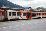 Der MGB 2. Klasse STADLER Niederflur-Zwischenwagen B 4215 am 25.05.2023 im Bahnhof Brig (Vorplatz) im Zugverband.

Stadler baute 2013 für die Matterhorn-Gotthard-Bahn elf dieser klimatisierten Niederflurwagen B 4211 bis 4221, mit denen die Regionalzüge behindertengerecht gemacht wurden. Die neuen Wagen sind am weißen Anstrich mit Wintersportmotiven zu erkennen.

TECHNISCHE DATEN:
Spurweite: 1.000 mm
Länge über Puffer 18.280 mm
Drehzapfenabstand: 12.830 mm
Achsabstand im Drehgestell: 1.800 mm
Laufraddurchmesser: 685 mm (neu) / 635 mm (abgenutzt)
Länge Wagenkasten: 17.480 mm
Breite Wagenkasten: 2.650 mm
Höhe über SOK: 3.780 mm
Eigengewicht: 17,9 t
Einstiegshöhe (Schiebetritt): 380 mm
Fußbodenhöhe: 440 mm (NF) / 940 mm (HF) 
Lichte Einstiegsbreite: 1.600 mm 
Sitzplätze: 48 und 7 Klappsitze in der 2. Klasse (37 Stehplätze)
Zul. Höchstgeschwindigkeit: 90 km/h
Zugelassen für Netz der: MGB