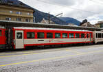 Der 2. Klasse Reisezugwagen MGB B 4281 (ex FO - Furka-Oberalp-Bahn) am 25.05.2023 im Bahnhof Brig im Zugverband.

Der Wagen wurde 1980 von SIG gebaut. Kurz vor dem Ausstieg aus der Fertigung ganzer Eisenbahnwagen (SIG konzentrierte sich danach auf Drehgestelle) wurde auch hier noch ein Einheitswagen II entwickelt. Dieser nahm die Spezifikationen des BAV auf und ähnelte deshalb sehr stark dem EW II von FFA. WC und Plattform waren nun ebenfalls innen, die Türen ganz am Wagenende. Von den insgesamt gebauten 39 Wagen (verkürzte EW II) gingen deren 26 an die FO, die im Hinblick auf die Eröffnung des Furkatunnels und den ganzjährigen Betrieb den Rollmaterialpark erheblich aufstockte und modernisierte. 

TECHNISCHE DATEN:
Hersteller: SIG (Schweizerische Industrie-Gesellschaft in Neuhausen am Rheinfall)
Serie: B 4273–88 (16 Stück), Baujahr 1980
Spurweite: 1.000 mm
Länge über Puffer 17.910 mm
Drehgestelle: SIG-S
Eigengewicht: 15,7 t
Sitzplätze: 48 in der 2. Klasse
Zul. Höchstgeschwindigkeit: 90 km/h
Zugelassen für Netz der: MGB und RhB