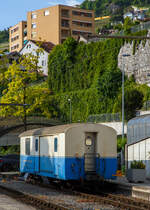 Der MOB vierachsige 2. Klasse Personenwagen mit Gepäckabteil MOB BD 33 (bzw. Gepäckwagen mit Personenabteil) abgestellt am 26.05.2023 beim Bahnhof Montreux. Der Wagen ist im alten „crème – blau“ und trägt nach die Anschrift „MOB - Golden Panoramic Line“. 

Der Wagen entstand 1999 durch Umbau aus dem PTT Postwagen D 33, ex PTT Z 33, und geht 1999 in den Besitz der MOB (Montreux Oberland Bernois / Montreux-Berner Oberland-Bahn), zuvor war er Eigentum der PTT (Schweizerische Post). Die Inneneinrichtung des Wagens wurde entfernt, im ehemaligen Büroteil wurde ein Personenabteil mit zwei großen Fenstern eingebaut, es hat fünf bequeme Klappsitze oder Platz für bis zu sechs Rollstühle.Das Personenabteil ist nur für Behinderte und ihre Begleiter zugänglich. Einsatz für Rollstuhltransporte, als Velowagen oder bei Ausfall eines BD 204 - 206. Ab 2010 kam er als Küchenwagen im  Meurtre-Mystère   zum Einsatz.

Der Ursprung des Wagens geht ist Jahr 1924 zurück, für den Bau des PTT Z 33 wurde das Unter-/Fahrgestellt des ehem. Von SWS gebauten AB4 85 (ab 1956 A 85) verwendet.

TECHNISCHE DATEN:
Hersteller: MOB / FFA / SIG
Spurweite: 1.000 mm (Meterspur)
Achsanzahl: 4 (in 2 Drehgestellen)
Länge über Puffer: 13.100 mm 
Höhe: 3.380mm
Breite: 2.680 mm
Drehzapfenanstand: 7.800 mm
Achsabstand im Drehgestell: 1.800 mm
Drehgestell Typ: SIG- Torsionsstab
Laufraddurchmesser: 750 mm (neu)
Eigengewicht: 17,2 t (ursprünglich 14 t)
Höchstgeschwindigkeit: 80 km/h
Sitzplätze: 5 (in der 2. Klasse) 
Ladegewicht: 2,8 t (ursprünglich 7,5 t)

Quellen: x-rail.ch