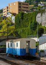 Der MOB vierachsige 2. Klasse Personenwagen mit Gepäckabteil MOB BD 33 (bzw. Gepäckwagen mit Personenabteil) abgestellt am 26.05.2023 beim Bahnhof Montreux. Der Wagen ist im alten „crème – blau“ und trägt nach die Anschrift „MOB - Golden Panoramic Line“. 

Der Wagen entstand 1999 durch Umbau aus dem PTT Postwagen D 33, ex PTT Z 33, und geht 1999 in den Besitz der MOB (Montreux Oberland Bernois / Montreux-Berner Oberland-Bahn), zuvor war er Eigentum der PTT (Schweizerische Post). Die Inneneinrichtung des Wagens wurde entfernt, im ehemaligen Büroteil wurde ein Personenabteil mit zwei großen Fenstern eingebaut, es hat fünf bequeme Klappsitze oder Platz für bis zu sechs Rollstühle.Das Personenabteil ist nur für Behinderte und ihre Begleiter zugänglich. Einsatz für Rollstuhltransporte, als Velowagen oder bei Ausfall eines BD 204 - 206. Ab 2010 kam er als Küchenwagen im  Meurtre-Mystère   zum Einsatz.

Der Ursprung des Wagens geht ist Jahr 1924 zurück, für den Bau des PTT Z 33 wurde das Unter-/Fahrgestellt des ehem. Von SWS gebauten AB4 85 (ab 1956 A 85) verwendet.

TECHNISCHE DATEN:
Hersteller: MOB / FFA / SIG
Spurweite: 1.000 mm (Meterspur)
Achsanzahl: 4 (in 2 Drehgestellen)
Länge über Puffer: 13.100 mm 
Höhe: 3.380mm
Breite: 2.680 mm
Drehzapfenanstand: 7.800 mm
Achsabstand im Drehgestell: 1.800 mm
Drehgestell Typ: SIG- Torsionsstab
Laufraddurchmesser: 750 mm (neu)
Eigengewicht: 17,2 t (ursprünglich 14 t)
Höchstgeschwindigkeit: 80 km/h
Sitzplätze: 5 (in der 2. Klasse) 
Ladegewicht: 2,8 t (ursprünglich 7,5 t)

Quellen: x-rail.ch