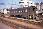 Altbaupersonenwagen SBB: Am 13.Oktober 1967 steht der Speisewagen 10225 in Lausanne; Baujahr 1930, ausrangiert 1970.