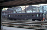 Schwere SBB-RIC Personenwagen erster Klasse berlebten bis in die Achziger Jahre als Begleitwagen fr Gterzge, in erster Linie wohl fr die  rollende Landstrasse . Hier steht Db 60 85 99-29 463 in Basel SBB, mit Problemen bei der Heizungskupplung. Die beiden einstigen Erstklass-Abteile aus der Zeit des Dreiklassensystems sind an den Doppelfenstern deutlich erkennbar. 11.Februar 1981 