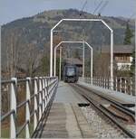 Ein Blick auf die Grubenbachbrücke vo östlichen Brückenkopf aus mit dem GoldenPass Express 4068 von Montbovon nach Interlaken Ost.