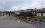 Depotfest Olten 2023    Thurgauer Stube C2 5820 des Vereins historische MThB ist ein zweiachsiger Personenwagen der SBB und wird hier gerade von Re 4/4 I 10034 aufs Festgelände geschoben,