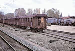 Gerade ausserhalb des Bahnhofs Genve Cornavin stand eine Reihe ausrangierter Personen- und Gterwagen.