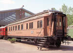 Speisewagen Dr4 10222 im Verkehrshaus Luzern. Teakholz-Wagen aus dem Jahr 1914, ausrangiert um 1960. Wie lange solche Wagen ber den Gotthard fuhren, weiss ich nicht, aber sie waren auf jeden Fall erstaunlich lange am Ltschberg (-bis Milano?) im Einsatz, wohl mindestens bis 1960. Aufnahme 26.Juli 1975 