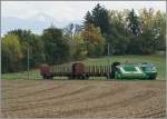 Die BAM Ge 4/4 N° 21 mit zweie Güterwagen zwischen Chardonney und Reverolle.