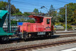 Nun übernimmt die BAM MBC Te III 155 (97 85 1212 055-8 CH-MBC) im Bahnhof Morges am 07 September 2023 den Aushubzug/Kieszug von Gland - Morges (- Apples). Für den Weitertransport nach Apples müssen die normalspurigen Drehgestell-Schüttgutwagen nun auf die Rollbockgrube um auf meterspurige Rollböcke verladen werden.

Der Te 2/2 III - 1965 von SLM (Schweizerische Lokomotiv- und Maschinenfabrik) unter der Fabriknummer 4538 gebaut, der elektrische Teil ist von MFO (Maschinenfabrik Oerlikon).

Im Jahr 1965 lieferten die SLM und MFO insgesamt 41 dieser Te 2/2 Rangiertraktoren der Leistungsklasse III an die SBB. Sie waren für den Einsatz an größeren Stationen mit hauptsächlich elektrifizierten Anschlussgleisen vorgesehen. Gegenüber den Te III mit Kuppelstangenantrieb aus den 1940er Jahren hatten diese nun Einzelachsantriebe. 

Im Jahre 2006 kaufte die MBC für die Rollbockmanöver im Bahnhof Morges von den SBB die beiden normalspurigen Rangiertraktoren Te III 147 und 155. Diese wurden notwendig, nachdem SBB Cargo das Rangierteam aus Morges abzog. 

TECHNISCHE DATEN:
Spurweite: 1.435 mm (Normalspur)
Achsfolge: B
Länge über Puffer: 6.640 mm
Leistung: 245 kW / 333 PS
Gewicht: 28 t
Höchstgeschwindigkeit: 60 km/h (geschleppt 65 km/h)
Stromsysteme: 15 kV 16.7 Hz