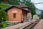 Der Schweizer Grenzbahnhof Camedo der FART - Ferrovie autolinee regionali ticinesi hier am 02 August 2019.

Camedo ist ein Ort der Gemeinde Centovalli im Kanton Tessin in der Schweiz. Der Bahnhof ist der letzte auf der Schweizer Seite bei km 13,06 der Centovalli-Bahn, bzw. der von der FART (Ferrovie autolinee regionali ticinesi) als Centovalli-Bahn betrieben wird, 600 m weiter ist die schweizerisch-italienische Grenze. Der nächste Bahnhof ist Ribellasca, der von der italienischen SSIF (Società subalpina di imprese ferroviarie) betrieben wird und ab hier beginnt dann die Valle Vigezzo bis Domodossola.

Ausgehend von Bahnhof Locarno (km 0,0) führt die Bahnlinie unterirdisch bis zum Haltepunkt Solduno San Martino, wo die Tunnelstrecke endet. In Ponte Brolla verlässt die Trasse das Maggiatal und durchquert in westlicher Richtung das Pedemonte bis nach Intragna. Hier beginnt das eigentliche Centovalli, das bis zur Grenze nach Italien bei Camedo so genannt wird, gleichzeitig beginnt hier der stärkere Anstieg der Strecke. Nach der Grenze durchfährt die Bahn das Valle Vigezzo mit den größeren Orten Re, Malesco und Santa Maria Maggiore, wo mit 836 m der höchste Punkt erreicht wird. 

Es folgt ein zunächst sanfter, dann immer steilerer Abstieg entlang der südlichen Talflanke bis zur Station Trontano. Zwischen Trontano und Masera im Tal des Toce erreicht die Strecke das maximale Gefälle von 60 Promille und die kleinsten Kurvenradien mit 50 m. Nach kurzer Querung des Tocetals wird die unterirdische Endstation unter dem Bahnhof Domodossola erreicht.