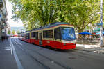 Drei gekuppelte Stadler Be 4/6 (Nr. 62, 67und 68 „Egg“) der Forchbahn stehen am 07.06.2015 am Bahnhof Zürich Stadelhofen, als S18 in Richtung Esslingen, zur Abfahrt bereit.

Die Forchbahn ist eine meterspurige Schmalspurbahn, die zwischen Zürich und Esslingen verkehrt, und der gleichnamigen Forchbahn AG (FB) gehört. Der Name stammt von der Ortschaft Forch und dem gleichnamigen Pass (676 m ü. M.) zwischen dem Zürichsee und dem Greifensee, der von der Bahn auf etwa halber Strecke überwunden wird.

Die Forchbahn wurde am 27. November 1912 eröffnet und löste eine seit 1905 bestehende Autobuslinie ab, was für die damalige Zeit eher ungewöhnlich war. Seit ihrer Eröffnung ist die Forchbahn durch die gemeinsame Direktion und Betriebsführung eng mit den heutigen Verkehrsbetrieben Zürich (VBZ) verbunden.

Die befahrene Streckenlänge beträgt ca. 16 Kilometer, davon gehören 13.06 Kilometer (Rehalp–Esslingen) der Forchbahn und umfassen zwei Tunnel mit 280 und 1.750 Metern Länge. Die Strecke zwischen Rehalp und Neue Forch ist doppelspurig ausgebaut und für den Gleiswechselbetrieb ausgelegt, der Fahrbetrieb erfolgt elektrisch mit 1200 Volt Gleichstrom. In Zürich wird zwischen Rehalp und dem Bahnhof Zürich Stadelhofen auf ca. drei Kilometern Länge das Netz der Straßenbahn Zürich befahren. Es gehört den VBZ und ist wie alle Zürcher Tramstrecken doppelspurig ausgebaut und mit 600 Volt Gleichstrom elektrifiziert, und wird grundsätzlich im Einrichtungsbetrieb befahren.

Anfangs brachte die Forchbahn – im Volksmund Tante Frieda genannt – insbesondere Milch vom Land in die Stadt Zürich. Heute dient sie hauptsächlich dem Transport von Pendlern nach Zürich und von Ausflüglern in die Pfannenstiel-Region. Die Züge verkehren tagsüber im Viertelstundentakt und abends im Halbstundentakt. 

Die  Forchbahn  AG  beschaffte  dreizehn  neue  Niederflur-Triebzüge, vom Typ Stadler Be 4/6 für den  Einsatz  auf  der  Strecke  Zürich  Stadelhofen  –  Esslingen.  Das Stadler–Fahrzeugkonzept erlaubte den Bau von zweiteiligen Niederflurtriebzügen unter Verwendung von bewährten GTW-Komponenten, sie zählen zu der Stadler Produktfamilie „Tango“  und werden auch als FB – 2000 bezeichnet.

Durch die zentrale Anordnung der Traktionsausrüstung im Triebwagen über den zwei Triebdrehgestellen steht  genügend  Traktionsleistung  auch  für  größere  Steigungen  zur Verfügung. Nach demselben Konzept   wurden   auch   die   zwei dreiteiligen Niederflurtriebzüge für die Trogenerbahn gebaut.

Technische Daten:
Spurweite: 1.000 mm
Achsanordnung:  Bo’Bo’2’
Fahrzeugart: Zweirichtungsfahrzeug
Länge über Kupplung:  25.147 mm
Einstiegbreite: 1.300 mm
Fahrzeugbreite: 2.400 mm
Fahrzeughöhe: 3.650 mm
Eigengewicht: 33,7 t
Achsabstand Motordrehgestell: 1.860 mm
Achsabstand Laufdrehgestell: 1.700 mm
Treib- und Laufraddurchmesser (neu): 680 mm
Dauerleistung am Rad: 400 kW 
Max Leistung am Rad: 540 KW
Anfahrzugkraft (bis 22 km/h): 90 kN 
Anfahrbeschleunigung brutto: 1,2 m/s²
Höchstgeschwindigkeit: 80 km/h
Speisespannung: 600V  und 1.200 V DC
Sitzplätze: 59
Klappsitze:  6
Stehplätze (4 Pers. /m²): 66
Fußbodenhöhe: 350 mm (Niederflur) / 876 mm (Hochflur)
