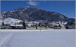 In der Winterlandschaft ist die MOB GDe 4/4 im Gegensatz zu ihrem Zug auf der Fahrt nach Montreux bei Gstaad kaum zu sehen.