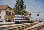 Eine MOB Ge 4/4 Serie 8000 mit ihrem Panoramic Express (alle in der Ursprungsfarbgebung) auf dem Weg von Montreux nach Zweisimmen beim Halt in Chernex.