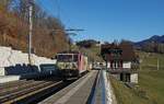 Die MOB GDe 4/4 6006  Aigle les Murailles  (ex GFM/TPF GDe 4/4 102) fährt mit dem MOB Golden Pass Panoramic PE 2111 durch den Bahnhof von Les Sciernes.