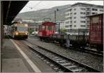 Während der CEV GTW Be 2/4  Blonay  Vevey erreicht, steht auf dem Nebengleis der CEV Te 82 mit einigen Güterwagen.