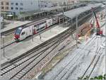 Ein erster Blick auf den  neuen  CEV MVR Bahnhof von Vevey, der erahnen l�sst 
 wie es mal aussehen soll. Ab dem 17. Aug. 26 werden hier wieder Z�ge fahren, der Bahnhof aber wird erst im April 2027 fertig sein.
Links (bzw.  oben ) im Bild die SBB Gleise und ein ausfahrender SBB RABe 512 als R 1 nach Bex. 

31. Juli 2026