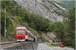 Ein TMR NINA erreicht als Regionalzug von Orsière nach Sembrancher in nach dem kurzen Tunnel  sein Ziel.