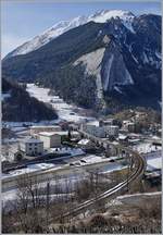 Ein Blick auf die zur Station von Sembracher führenden 370 Meter langen Brücke mit einem TMR RABe 525 (Nina)auf der Fahrt nach Martigny.