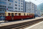 Der wunderschöne ehemalige Martigny-Châtelard-Bahn (MC) Triebwagen ABDeh 4/4 32  le tracteur  ( der Traktor ) vom Verein Train Nostalgique du Trient, ex MC BCFe 4/4, ex SBB CFeh 4/4 N°32 Baujahr 1921, am 26. Mai 2023 im Bahnhof Martigny.

Der Förderverein TNT Train Nostalgique du Trient wurde 1995 wurde 1995 gegründet, dieser bezweckt die alten Fahrzeuge der Schmalspurbahn Martigny-Châtelard-Bahn (MC) im betriebsfähigem Zustand zu halten.

Der meterspurige elektrische Personentriebwagen mit Gepäckabteil für gemischten Zahnrad- und Adhäsionsbetrieb ABDeh 4/4 32 wurde 1921 als CFeh 4/4 für die SBB (für Materialtransporte von der SBB-Station Martigny zum MC-Bahnhof Le Châtelard-Giétroz) gebaut. Während der Arbeiten am Barberine-Staudamm der SBB wurde die Martigny-Châtelard als Transport von Personal und Material ausgewählt. Da die MC (Martigny-Châtelard-Bahn) jedoch nicht über ausreichend Rollmaterial verfügte, bestellt die SBB zwei CFeh 4/4-Triebwagen Nr. 31 und 32. Die Triebwagen mit einer Leistung von 295 kW, waren zum Ziehen von Güterzügen konzipiert (daher auch ihr Spitznamen „der Traktor“), verfügten aber auch über ein großes Frachtabteil sowie ein Fahrgastabteil mit 16 Sitzplätzen in der 3. Klasse. Hersteller der für das Zahnstangensystem Strub konstruierten Triebwagen waren die SWS - Schweizerischen Waggonfabrik Schlieren (mechanischen Teil), die Schweizerischen Lokomotiv- und Maschinenfabrik in Winterthur (Drehgestelle) und die MFO - Maschinenfabrik Oerlikon (elektrische Teil). Neben diesem Triebwagen 32 wurde noch ein weiterer mit der Nr. 31 gebaut, dieser wurde im Herbst 2011 nach Vandalismus und Beschädigung leider abgebrochen. Bis 1926 waren die beiden Triebwagen 31 und 32 Eigentum der SBB (CFF). 

Nach Abschluss der Arbeiten im Jahr 1926 wurden die Triebwagen von der MC übernommen (gekauft) und mit einem zusätzlichen Fahrgastraum der 2. Klasse mit 16 Sitzplätzen ausgestattet und in BCFeh 4/4 umbenannt, nach der Klassenreform dann zu ABDeh 4/4. Seit 1996 ist der Triebwagen beim Verein Train Nostalgique du Trient

Ehemaligebezeichnungen:
SBB / CFF CFeh 4/4 - 32 (bis 1926)
MC CFeh 4/4 – 32 (bis 1935)
MC BCFeh 4/4 – 32 (ab 1935)
MC ABFZeh 4/4 - 32
MC ABDeh 4/4 - 32 (ab 1962)

TECHNISCHE DATEN:
Hersteller: SWS, MFO, SLM
Gebaute Anzahl: 2
Spurweite: 1.000 mm (Meterspur)
Achsfolge: Bozz' Bozz'
Zahnstangensystem: Strub (bzw. Riggenbach)
Länge über Kupplung: 15.940 mm 
Drehzapfenabstand: 7.850 mm 
Breite: 2.700 mm
Höhe: 3.400 mm
Leergewicht: 40,5  t
Dienstgewicht: 43 t
Leistung: 4 x 100 PS = 400 PS (295 kW)
Höchstgeschwindigkeit mit Adhäsionsantrieb: 28 km/h
Höchstgeschwindigkeit mit Zahnradantrieb: 9 km/h 
Antriebsart: Elektrisch über Oberleitung oder seitlicher Stromschiene
Fahrleitungsspannung: 850 V DC (=) (ursprünglich 750 V DC)
Sitzplätze: 32 (je 16 in der 1. und 2. Klasse)
Beschaffungspreis: 49.779.- Franken

Die Martigny-Châtelard-Bahn (Streckennummer 132), abgekürzt MC, (französisch: Chemin de fer Martigny–Châtelard) ist eine 18 km lange meterspurige Bahnstrecke mit Zahnstangenabschnitten (System Strub) mit bis zu 200 ‰ Neigung, in den Adhäsionsabschnitten mit bis zu 70 ‰ Neigung. Die Strecke führt Martigny, Vernayaz MC, Salvan, Les Marécottes, Finhaut und Le Châtelard VS bis zum französischen Bahnhof Vallorcine. In Frankreich verläuft dann die 34 km lange SNCF-Strecke (SNCF KBS 514) von Vallorcine über Chamonix-Mont-Blanc (Anschluss zur Montenvers-Bahn) nach Saint-Gervais-Le Fayet.
