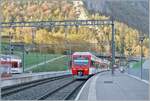 Der RegionAlps RABDe 525 038  von Martigny nach Le Châble hat Sembrancher erreciht und vermittelt einen guten Anschuss an den im linken Bildteil nur Anschnitts weise zu sehenden RABe 525 nach Orsières. 

30. Oktober 2024