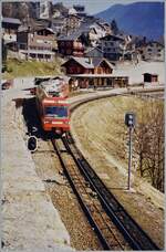 Finhaut zur Zeit des Stromschienenbetriebes, welcher in dieser raunen Landschaft durchaus Sinn macht, aber nicht dem Geschmack des BAV im fernen Bern entspricht, obwohl er im nahen Europa keiner daran Anstoss nimmt. 

Der SNCF Z 801 ist auf dem Weg in Richtung Châtelard Frontière. Die gemeinsame Beschaffung der Z 800 BDeh 4/8 sollte eigentlich dem Zweck diene, die Züge von Martigny nach Saint Gervais durchzubinden. Lieder wurde dies neu kurz praktiziert, Zeit dem muss wieder umgestiegen werden, auch wenn die Triebzüge unabhängig der Eigentumgsverwaltung in der Schweiz und in Frankreich zum Einsatz kommen. 

Analogbild vom März 1998

