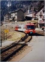 In Finhaut erreicht ein Regionalzug nach Martigny den Bahnhof. Der eingesetzten Triebwagen ist der SNCF Z 801. Zur Zeit der Aufnahme war der Bahnhof mit einer Stromschien ausgestattet, die offen neben den Gleisen lag.

Analogbild vom März 1998