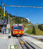 Geführt von der tpc BVB HGe 4/4 32 „Villars“ fährt am 10 September 2023, der Personenzug/Pendelzug (Personenwagen tpc BVB B 51 und Steuerwagen tpc BVB Bt 54), vom Haltepunkt