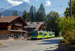 Der tpc BVB Beh 4/8 – 92 „Barboleuse“,  ein elektrischer Doppeltriebwagen für den gemischten Zahnrad- und Adhäsionsbetrieb, hat am 10 September 2023, als R 27 von Bex via Gryon nach Villars-sur-Ollon, die Station La Barboleuse auf 1.211 m ü. M. erreicht. Ab hier bis nach Villars-sur-Ollon wird er wieder zur Straßenbahn.

Die Doppeltriebwagen BVB Beh 4/8 (91 bis 93) wurden 2001 von Bombardier, ex Vevey ACMV (Wagenkasten), Stadler (Drehgestelle/Zahnradtechnik) und Adtranz (Elektrik) gebaut und an die tpc für den Betriebsteil BVB geliefert. 

In den Jahren 2000/01 nahmen die TPC 5 elektrische Doppeltriebwagen für den gemischten Zahnrad- und Adhäsionsbetrieb Beh 4/8 in Betrieb. Die drei Triebwagen Nr. 91–93 waren für die BVB bestimmt, die beiden Beh 4/8 591–592 für die AOMC. Grundsätzlich handelt es sich um die gleichen Fahrzeuge. Sie unterschieden sich beim Zahnradsystem, in der Fahrleitungsspannung und bei den Bremsen wegen der größeren Steigung (bis 200 ‰) der BVB. Die Wagenkästen der AOMC-Züge sind um 1.650 Millimeter länger als der der BVB, was einem Fahrgastabteil von acht Plätzen (2 x 8 = 16) entspricht. 

Mit der Umstellung im Jahr 2016 auf das Zahnstangensystem Abt und der Fahrleitungsspannung von 950 V auf nun 1500 V bei der AOMC, wurden die AOMC Beh 4/8 591–592 als einzige älteren Triebfahrzeuge der AOMC umgebaut. Aber wegen der größeren Steigung und der anderen Fahrleitungsspannung von 700 V bei der BVB können sie hier weiterhin nicht fahren, aber bei der reinen Adhäsionsbahn Aigle–Sépey–Diablerets-Bahn (ASD) finden diese nun gelegentlich Verwendung. So werden sie nun auch als AOMC / ASD Beh 4/8 – 591 bzw. 592 bezeichnet.

TECHNSCHE DATEN:
Baujahr: 2001 
Spurweite: 1.000 mm (Meterspur)
Achsfolge: Bo'zz 2' + 2' Bo'zz
Zahnradsystem:  Abt 
Länge über Puffer : 31.870 mm
Eigengewicht: 50,0  t 
Leistung: 1.000 kW
Zul. Höchstgeschwindigkeit (Adhäsion): 45 km/h 
Zul. Höchstgeschwindigkeit (Zahnradbetrieb): 20 km/h bei Bergfahrt 
Max. Neigung : 200 ‰
Sitzplätze: 80 
Stehplätze: 110 
Stromsystem: 700 V DC (Gleichstrom) 
Stromabnehmer: 2
Bremse: Frein P + Mg-A

Die Namen der BVB Beh 4/8 Triebwagen sind, 91 – Bretaye, 92- Barboleuse und 93 – Tuttlingen.

Streckenbeschreibung der BVB:
Der erste Teil der Strecke führt vom Bahnhof größtenteils als Straßenbahn durch das enge Dorf Bex. Von der Haltestelle Grand-Moulin bis Bévieux, wo sich Depot und Werkstätte befinden, verläuft die Trasse zwischen der Straße und dem Avançon. In Bévieux beginnt der bis zu 200 Promille steile Zahnstangenabschnitt nach Chalméry, der nur im abgelegen Bahnhof Fontannaz-Seulaz unterbrochen ist. Nach Fontannaz-Seulaz durchfahren die Züge den gleichnamigen 182 Meter langen Kehrtunnel. Vor Chalméry ändert die Bahn in einer Kehre abermals ihre Fahrtrichtung.

Ab dem Bahnhof Gryon verlaufen die Gleise wieder parallel zur Straße und wechseln in La Barboleuse von der linken auf die rechte Straßenseite. Mittels der 197 Meter lange Brücke Barboleusaz überqueren Schiene und Straße gemeinsam die Gryonne. Ab Arveyes fährt die BVB rund einen Kilometer in der Straße nach Villars. 

Villars-sur-Ollon ist als Dreiecksbahnhof ausgebildet. Bereits im Bahnhof beginnt die durchgehende Zahnstange zum Col-de-Bretaye. Bis Roches Grises ist die Strecke seit 1990 doppelspurig. Vorbei an den Bahnhöfen Col-de-Soud und Bouquetins und am Golfplatz erreichen die Züge die Passhöhe Bretaye.