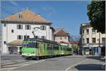 Der BDeh 4/4 311 mit seinem Bt 363 ist auf der Fahrt zum Bahnhof von Aigle und erreicht hier die Altstadt von Aigle, wo das Trasse der Bahn mitten auf der Strasse durch die engen Gassen führt.