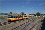 Der Travys OC Be 4/8 N° 3 (94800 450 003-9 D-TVYS) verlässt Chavornay in Richtung Orbe. 

5. Juli 2025