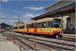 Der Travys OC Be 4/8 N° 3 (94800 450 003-9 D-TVYS) wartet in Orbe auf die Rückfahrt als R11 26845. Lange werden die als  Übergangslösung  aus Karlsruhe angeschafften Triebwagen nicht mehr zwischen Orbe und Chavornay fahren. Schon jetzt sind werden etliche Kurse durch Busse geführt und ende Fahrplanperiode 2025 endet der Gleichstrombetriebe der OC. Dann wird die Strecke auf Gleichstrom umgestellt und umgebaut, damit von Lausanne her die Züge bis Orbe fahren können, indem sie in Chavornay geflügelt werden. Durch diese Umbau Arbeiten bleibt die Strecke für ein Jahr ohne Schienen Personenverkehr.

5. Juli 2025