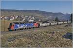 Die SBB Re 6/6 11610 (Re 620 010-9)  Spreitenbach  bringt etliche leere Fans-u Wagen als Güterzug 69701 von Lausanne-Triage nach Le Brassus und konnte hier bei Les Charbonnières mit dem