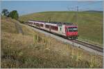 Ein TRAVYS RBDe 560  Domino  ist als Regionalzug von Le Brassus nach Vallorbe kurz vor Le Charbonnières unterwegs.