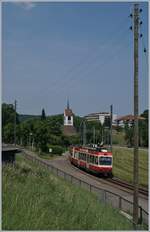 Der WB BDe 4/4 16 schieb kurz nach der Haltestelle (Oberdorf) Winkelweg seinen Zug Richtung Liestal.