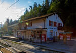 Der gemeinsame RhB Bahnhof Versam - Safien in der Rheinschlucht (Ruinaulta) am 07 September 2021, aus einem RhB-Zug heraus.