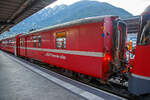 Der RhB DS 4221 Gepäck- und Heizwagen, ex Gepäckwagen RhB D 4221, am 07.09.2021 im Zugverbund des RE 1721nach Disentis/Mustér im Bahnhof Chur.

Die RhB stellte 1980 im Anschluss an die Lieferung der Einheitswagen EW II mit den 8 Stück der Serie D 4219-4226 ihre jüngste Serie Gepäckwagen in Dienst, die von SWS/SWP gebaut wurden. Sie prägen heute noch gemeinsam mit den EW I und II das Bild der Züge auf der Albulabahn bzw. das zahlreicher Stammnetz-Züge.

Auf der Albula-Strecke der RhB verkehren zum Teil lange Personenzüge mit klimatisierten Wagen. Der Energiebedarf Sommer wie Winter kann durch die Zugsammelschiene mit 300 V nicht immer ausreichend abgedeckt werden. Als Zwischenlösung, bis zum Vorhandensein einer 1000-V-Zugsammelschiene in den Zügen, wurden 7 Gepäckwagen der Serie D 4219 – 4226 (Inbetriebnahme: 1980) zu sogenannten „Heizwagen“ umgebaut, der Begriff sollte eher Energiewagen lauten. Die Wagen werden nun in Zugsmitte eingereiht und gestatten die Trennung der Energieversorgung des Zuges: die vorderen Wagen durch die Lokomotive, die folgenden durch den Heizwagen. Die Wagen erhielten einen Pantografen und Hauptschalter, dazu musste das Dach angepasst werden. Zusätzlich wurde ein Transformator unter dem Wagenkasten eingebaut. Im Innenraum wurde ein Schaltschrank installiert. Diese Gepäck- und Heizwagen wurden ab dem Winter 2010/11 in die Kompositionen eingereiht und stellten sicher, dass alle Kunden das Ziel witterungsunabhängig in warmen Reisezugwagen erreichten.

TEHNISCHE DATEN:
Hersteller: SWS/SWP
Baujahr/Umbaujahr: 1980 / 2010
Spurweite: 1.000 mm
Anzahl der Achsen: 4
Länge über Puffer: 13.740 mm
Drehgestellbauart: SWP 74
Sitzplätze: keine
Eigengewicht: 18,0 t
Ladefläche:  
Ladegewicht: 4,0 t
zulässige Geschwindigkeit: 90 km/h
Lauffähig: StN (Stammnetz) / MGB (Matterhorn Gotthard Bahn)