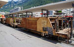 2-achsiger Talbot Schotterwagen mit 1 offenen Plattform RhB Xc 9423, ex RhB Fd 8663, am 12.09.2017 am Bahnhofsvorplatz im Zugverband eingereiht in einem aus Arosa kommenden Bauzug.