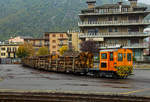 Die RhB Tm 2/2 22, ex RhB Tm 2/2 58, steht am 02.11.2019 mit drei angehangenen und mit Rundholz beladenen Flachwagen vom Typ “Sp-w“ der Serie 8271 – 8300 beim Bahnhof Tirano.