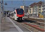 Ein  Fernverkehrs  SBB Flirt3 RABe 523.5  Mouette  ist in Renens VD als S6 auf der fahrt nach Palézieux. 

9. Feb. 2023